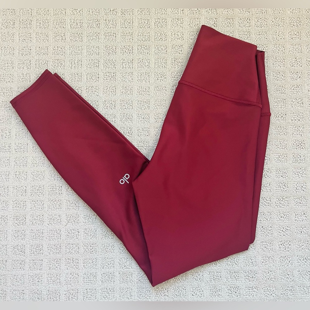 Alo Yoga High Waist Airlift Leggings Cranberry
Size XS Extra Small - Picture 3 of 6